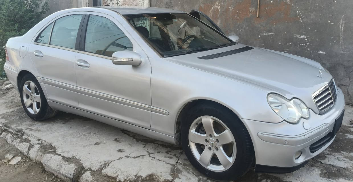 سلام عليكم للبيع
مارسيدس سي 203
موديل 2001
رقم بغداد بسيمي 
لون رصاصي غير محدد 
دواخل اسود 
كشنات كهرباء 
مري كهرباء 
تخم تاير امامي جديد +خلفي نضافه 70/100
تبريد ويه سويج ثلج من اكول ثلج يعني ثلج 
سستم سماعات مضخم اصلي 
حداديه امامي اصلي شادلها بجيس عربانه خلفي كامله 
محرك خير من الله لا انسه صرف البانزين 
جام 4كهرباء 
سيارة لا ضربه ولا طخه ولا خياس اكفلها من اصبع خياس لو ضربه 
عنوان سيارة ذي قار 
الرقم ***********
***********

