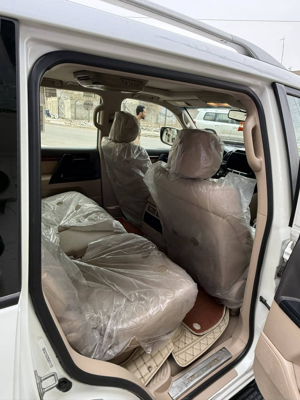 السلام عليكم لاندكروز2013
بريم 
فتحة سقف 
شاشة 
تحكمات ستيرن 
لايت منضومه زينون 
بصمة 
كراسي كهرباء 
3 قطع تبريد 
6سلندر 
حساس امامي خلفي 
زراك لايت 
ثلاجة وسطية 
كراسي جلد 

السياره بيها فقط دعاميه إماميه صبغ  
جديدة السيارة وكلش حلوه 

السعر،36500 مجال بسيط 
يعني 365
مكان السياره بغداد الجديدة 
***********
