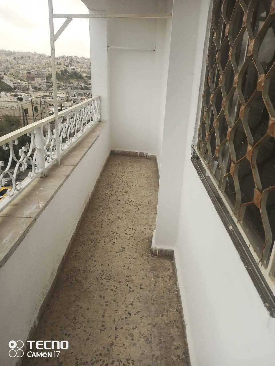 السلام عليكم 
#يوجد ـشقة للايجار في الهاشمي الشمالي طلوع جبل الشمالي قرب مسجد السالك مساحة 300mطابق 2مكونه من 5 غرف نوم وصالون عدد 2وحمامين ومطبخ وبلكونه وترس خارجي المي والكهرباء مستقل الاجار 180 للتواصل على الرقم 0797825172والله يبارك لصاحب النصيب


**إذا كنت صاحب هذا الإعلان وتريد حذفه لأي سبب، رجاءا أرسل رسالة إلى الدعم الفني**