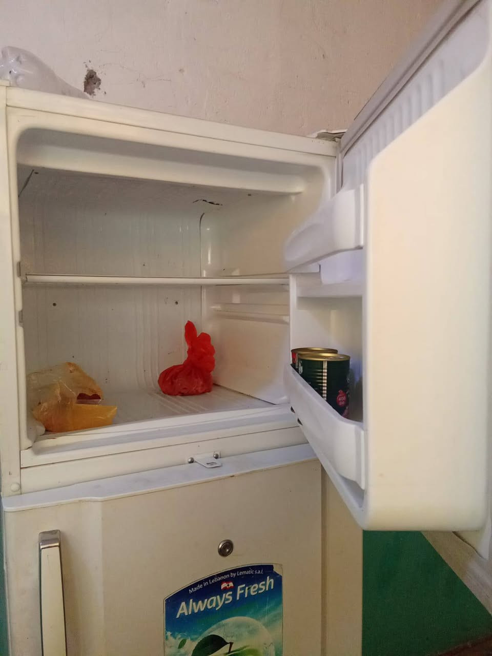 ثلاجة جديده لبيع استعمال قليل  السعر 250 اتصل ‏‪***********‬‏ المكان كربلاء شارع ابو طالب
