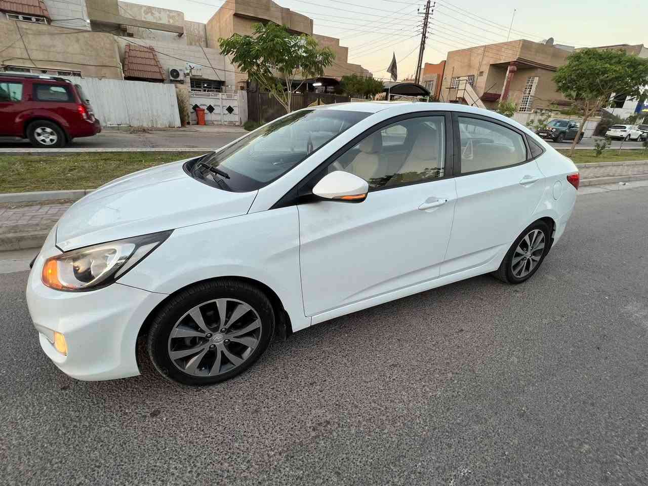 سلام عليكم 
للبيع هونداي اكسنت موديل 2015 
ماشية 127 
كير محرك مكفولات وبيها كم قطعه صبغ موجود السونار بيها 
السعر ب 108 وبيها مجال بسيط 
مكان السياره بغداد البياع حي الشهداء 
للاستفسار الاتصال ع الرقم ***********
