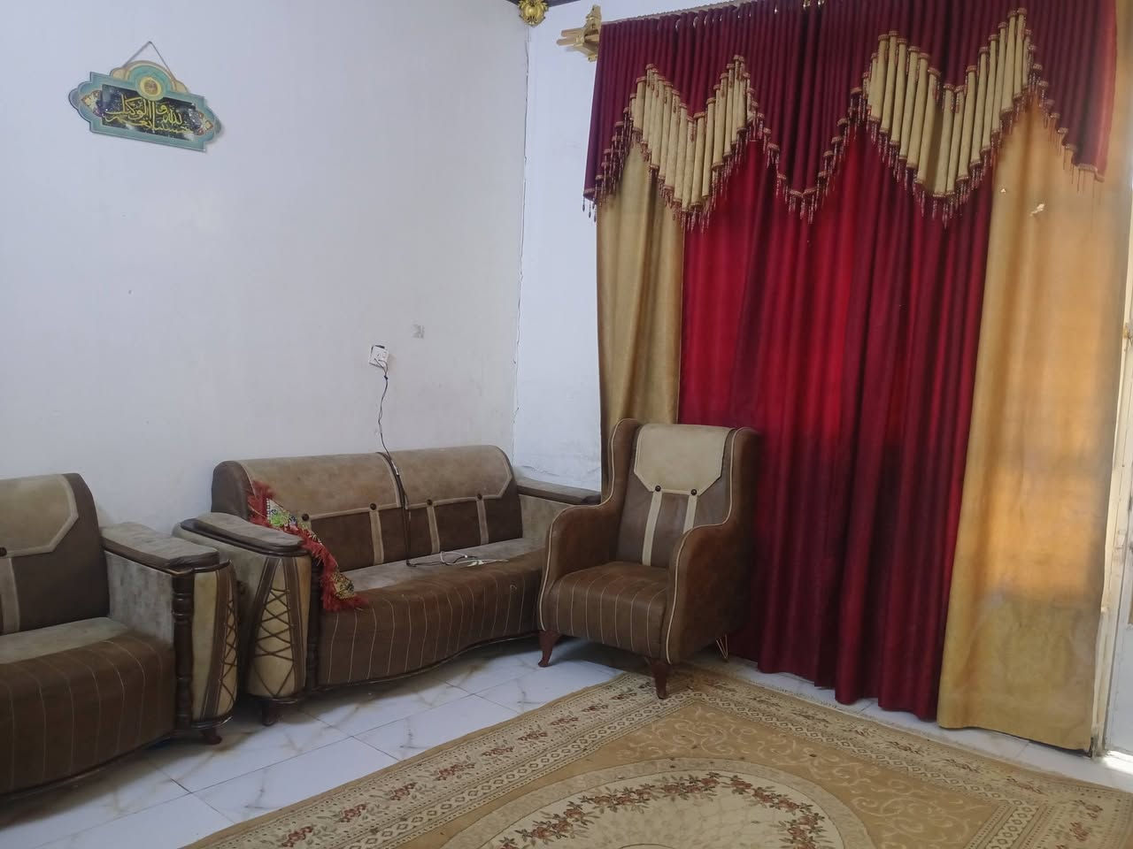 دار للبيع المساحه 150 شارع ابو طاوه قرب قميره البيت يحتوي على غرفتي النوم واستقبال وصاله البيت واجهه اربعه ونص والنزال 32.  السعر 45,       ***********

