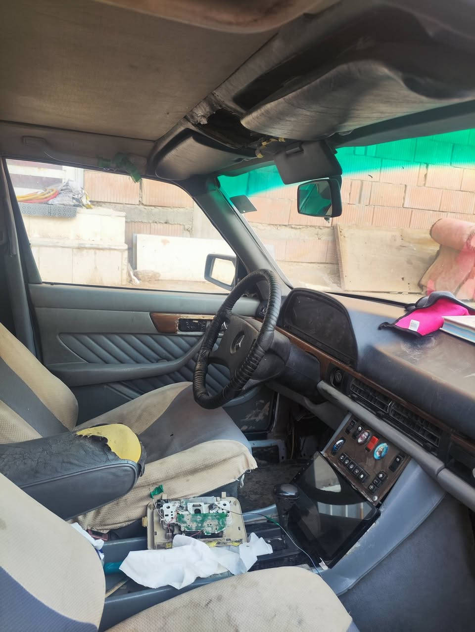 السلام عليكم ورحمه الله وبركاته 

مارسدس جامبو موديل 1990 اصل 

مكينه وكير كفاله ومكفوله من الكص ونقل جثه

الشواصي مكفوله ومابيها ضربه قوية 

مكينه 3000vvt مال راس الثور 
غرفتها تعبانه كلش 
وصدرها تعبان
تخم تاير جديد صارله شهر تقريبا
باتري جديد 
تبريد شغال قطعتين ورا وكدام ثلج 

شاشة اندرويد 
دشبول نضيف 
الفتحة مكسورة السجة وسديتها ولزكت فوكها هذا اللاصق الابيض 
بس الماطور شغال
رقم بغداد باسمي مشروع وطني سنوية ما ساقطة 
مكاني نجف حي النداء 
رقمي ***********
 السعر 55 وبيها مجال للطيبين
