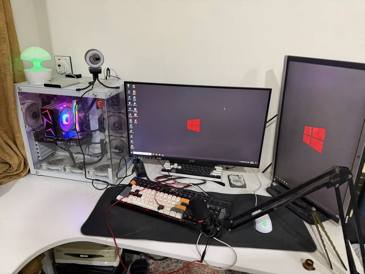 • Intel Core i5 (12400F)
• ASUS B760 Motherboard

 • T-FORCE 16GB RAM (2×8GB)

 • MSI RTX 3060 12GB

 • 1TB + 256GB M.2 NVMe

 • 700W Power Supply

 • RGB Liquid Cooler

 • Xigmatek White Case with 7 RGB Fans

الملحقات:

كيبورد Redragon – ماوس MSI – مايك HyperX SoloCast مع ستاند

الشاشات:

27″ ELSA 185Hz (0.5ms) + شاشة HB 60Hz دوّارة

الميز:

ميز أبيض حرف L

للبيع كامل (فقط مابيع قطع  السعر  1400000 

الواتساب ***********)

