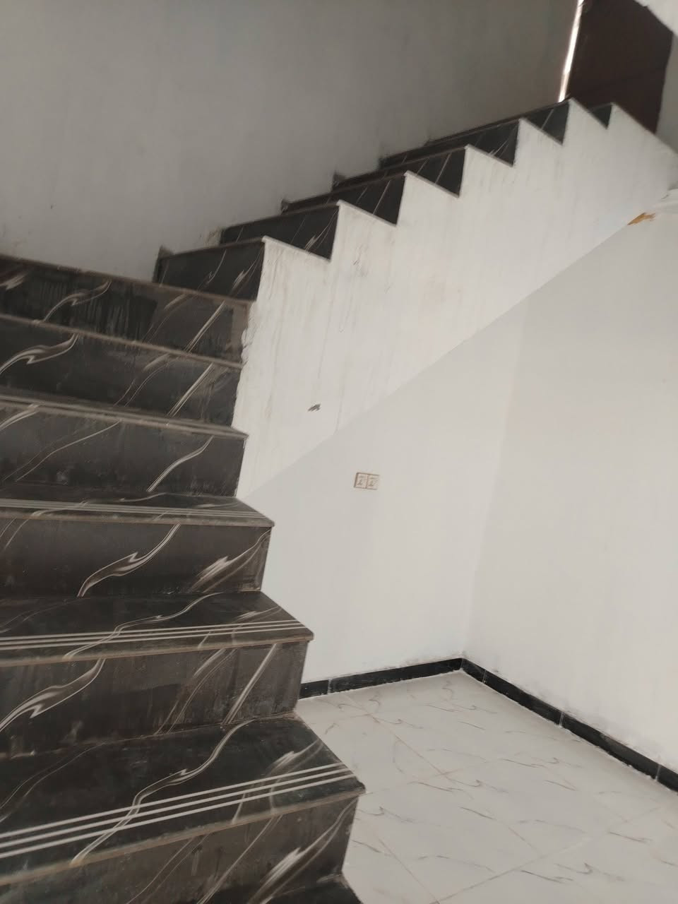 سلام عليكم بيت البيع حي المنصور جهت سكه القطار المساحه 200متر مداور ابسهم المشتري البيت متكون غرفتين صاله مطبخ صحيات مساحته كبيره بيت مكمل عله اخر حبايه السعر 35بي مجال لاستفسار عله رقم ***********بي واساب بدارت كرار ال بوش
