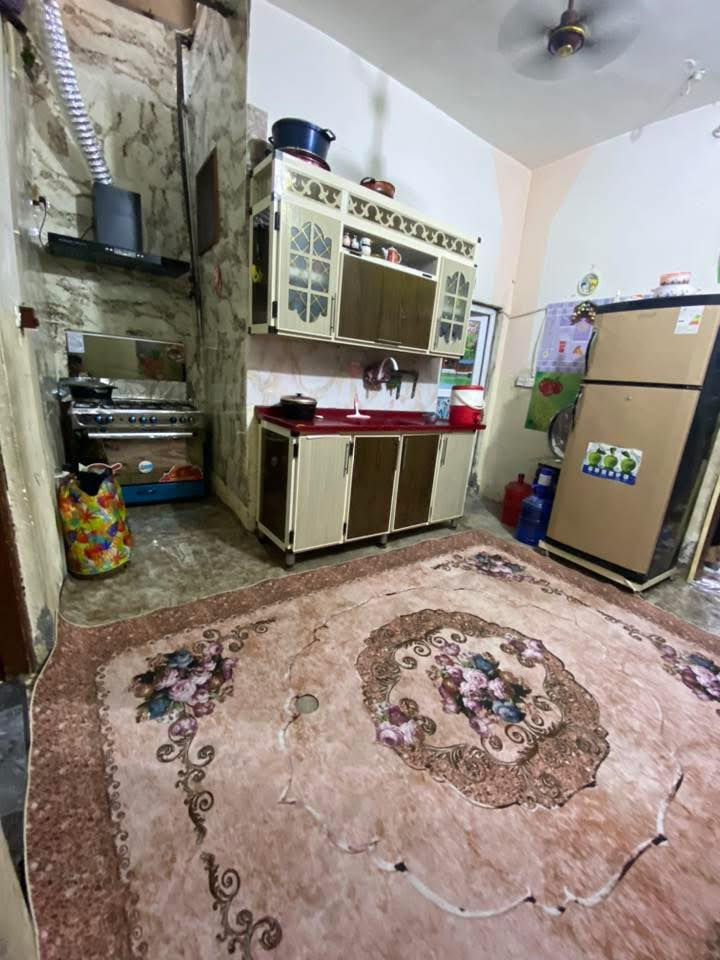 ‎للبيع – بيت في كربلاء
‎🏠 الموقع: كربلاء – شارع أبو طالب، قرب نفق الإمام العباس
‎📍 موقع حيوي جداً ويُعتبر مركز مدينة، ثاني بيت عن الشارع

‎📐 المساحة:
‎ •80 متر رسمي
‎ •واقع حال 100 متر

‎📏 الواجهة: 5 متر
‎📏 النزال: 20 متر

‎🏗️ تفاصيل البناء:
‎ •طابق واحد
‎ •بناء كونكريت مسلح

‎🛏️ التقسيم:
‎ •غرفة نوم
‎ •استقبال
‎ •هول
‎ •مطبخ
‎ •حمام داخلي + حمام خارجي

‎⚡ الخدمات:
‎ •جميع الخدمات متوفرة

‎📜 الوضع القانوني:
‎ • إقرار محكمة
‎ • أسهم سند 2025

‎✨ المميزات:
‎ • موقع مركزي وحيوي
‎ • قريب جداً من الشارع العام
‎ • مناسب للسكن أو الاستثمار
‎ • منطقة مخدومة بالكامل (حسينيات وخدمات)

‎💰 السعر: 210 مليون
‎⚠️ بي مجال بسيط جدا

‎للتواصل: ***********
