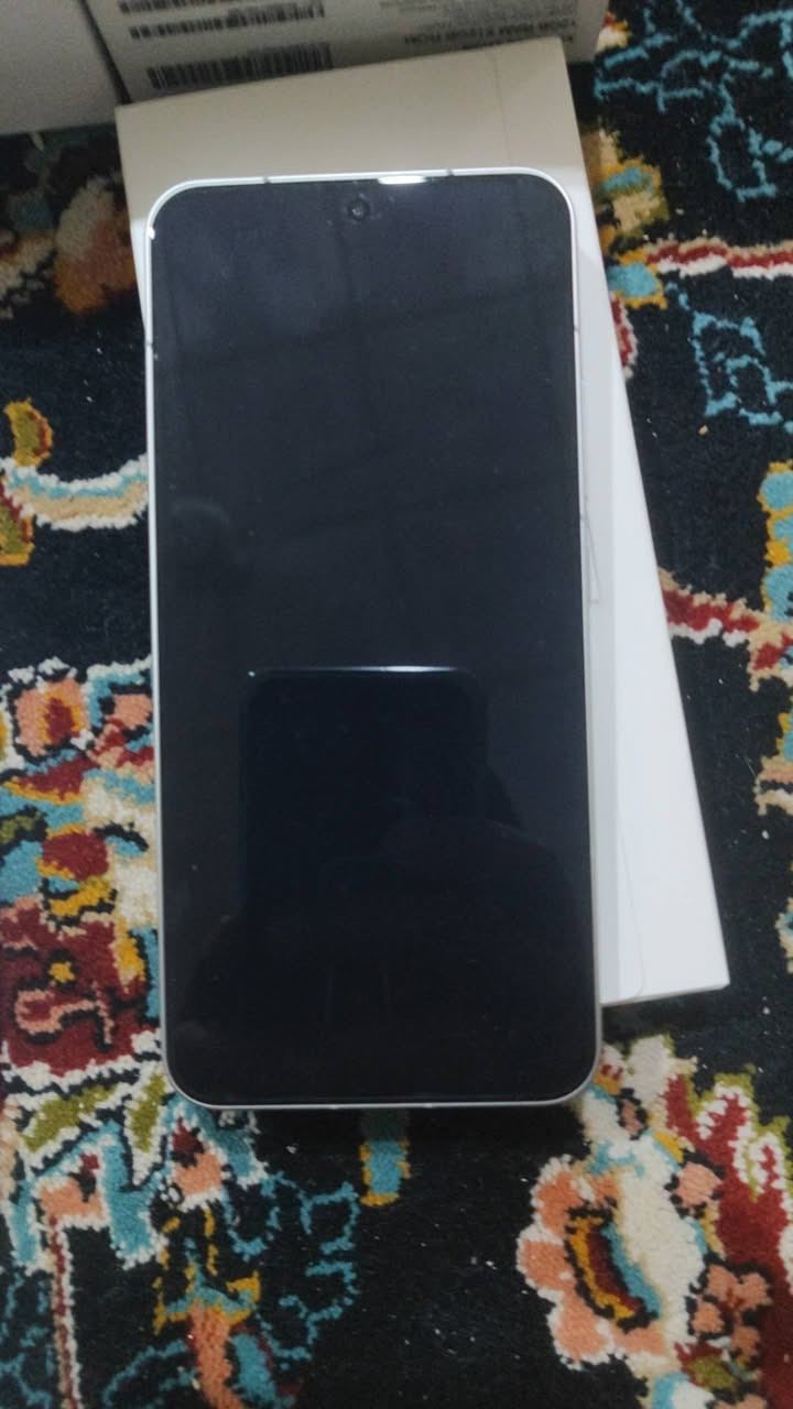 السلام عليكم 
جهاز شاومي 15 ذاكره 512 عشوائية 12 اخو الجديد شرط الفحص كل غراضه وياه شاحنه و ياه لزكة شاشة وكفر لون الجهاز ابيض صارلي شهر من شاريه  السعر 825 تواصل ***********
