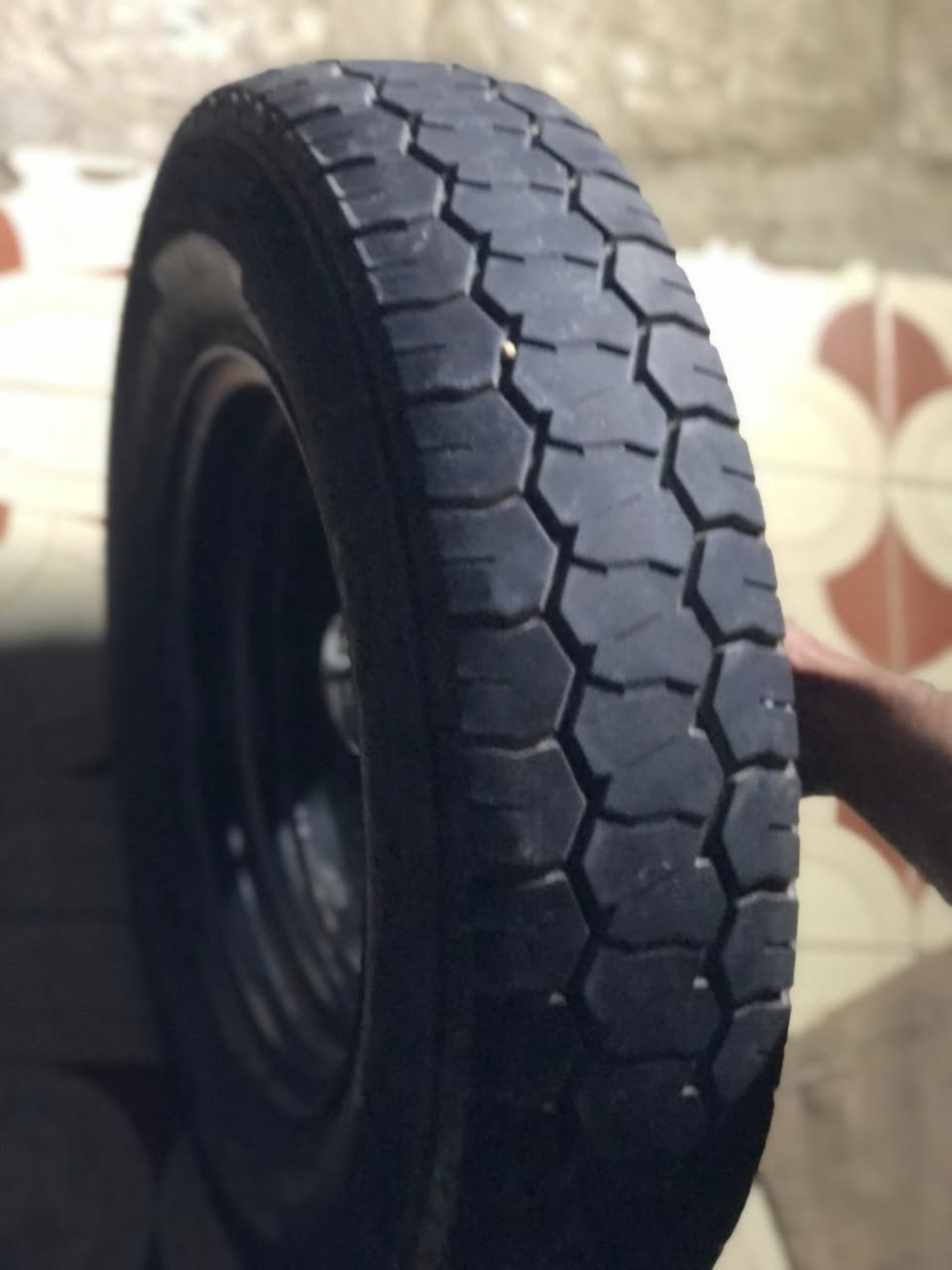 للبيع تايرات بنكو 5 بيهن بس واحد تعبان والبقيه زينات الشراي يتصل ***********
