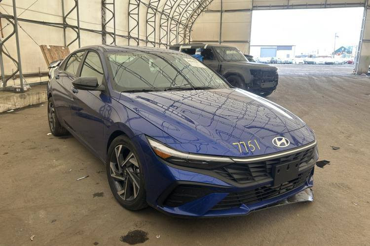 📣 إعلان بيع سيارة: هيونداي إلانترا 2025 سبورت 📣
​النوع والموديل: هيونداي إلانترا / Hyundai Elantra
سنة الصنع: 2025
الفئة: سبورت (Sport) - المواصفات المعروفة والغنية عن التعريف.
المسافة المقطوعة: 6,000 كم فقط (بحكم الزيرو) 💎
​✨ أبرز المواصفات:
​شاشة عرض متطورة مع نظام ترفيهي متكامل.
​ويل كروم مميز.
​نظام تحديد المسار والحفاظ على المسار.
​مثبت سرعة (Cruise Control).
​وباقي المواصفات الرياضية المعروفة لهذه الفئة.
​🚢 حالة وحركة السيارة:
​دخول الأردن (ميناء العقبة) بتاريخ 2/6.
​الضرر: واضح وبسيط جداً كما موضح في الصور المرفقة.
​السيارة مستوردة مباشرة عن طريق: مكتب الحياة لتجارة السيارات.
​📍 الموقع: بغداد - الدورة
💰 السعر: مناسب جداً (للاستفسار يرجى التواصل هاتفياً).
​📞 للتواصل والطلب:
اتصل الآن على الرقم: ***********
