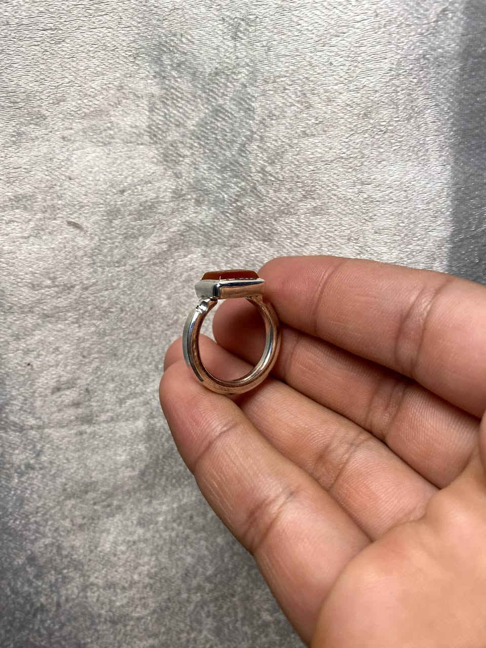 اللهم صل على محمد وآل محمد
خاتم من العقيق اليماني خام زعفران 
طبيعي غير معالج قطع مربع ( نواعم )

مقاس الخاتم 17 مقاس الحجرة 1 سانتيم 
مصاغ يدوي المبدع ( ابو باقر ) 
خاتم جديد غير ملبوس 

مخطوط الآية الكريمة ﴿ وَمَنْ يَتَّقِ اللَّهَ يَجْعَلْ لَهُ مَخْرَجًا * وَيَرْزُقْهُ مِنْ حَيْثُ لَا يَحْتَسِبُ وَمَنْ يَتَوَكَّلْ عَلَى اللَّهِ فَهُوَ حَسْبُهُ إِنَّ اللَّهَ بَالِغُ أَمْرِهِ قَدْ جَعَلَ اللَّهُ لِكُلِّ شَيْءٍ قَدْرًا ﴾ 
بخط الاستاذ ✍️ ( طاهر ) خط جميل جداً 

للاستفسار خاص او واتساب *********** ☎️
توصيل جميع محافظات العراق 🚘
