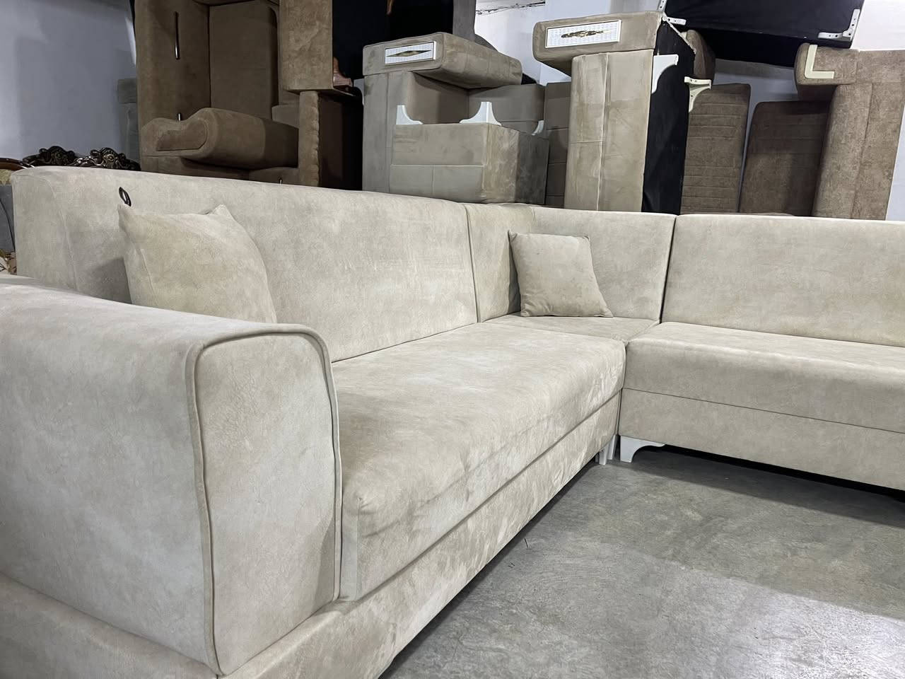 ئێڵ
ئەم ئێڵە بۆ فرۆشتن 10نەفەریە 
دەست کردە لۆک لۆکە بەکار نەهاتوە
دیزاینی تورکیەکی سادەیە زۆر تایبەتە
ژم***********
