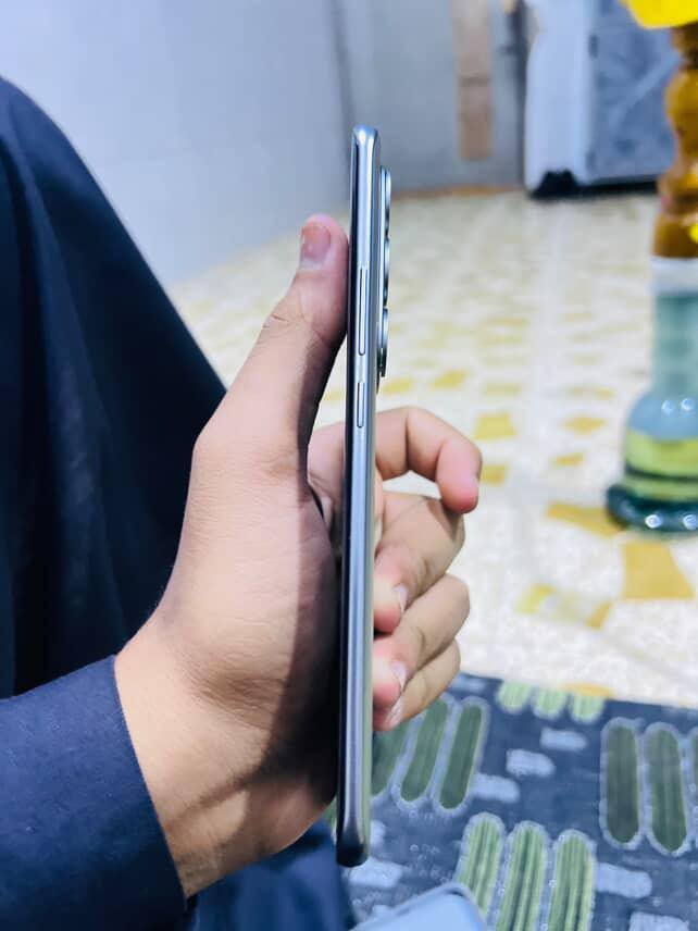 السلام عليكم ورحمة الله للبيع
(تكنو سبارك 40 برو بلس).

​الشاشة:
​نوع: 3D AMOLED (شاشة منحنية الأطراف)
​الدقة: 1.5K (1224x2720 بكسل)
​معدل التحديث: 144Hz (مما يوفر سلاسة فائقة)
​المعالج:
​MediaTek Helio G200 (يذكر أنه "الأول من نوعه في العالم")
​الذاكرة والتخزين:
​يتوفر بخيارين للتخزين: 256GB 
​الذاكرة العشوائية (RAM): 8+8GB
​الشحن والبطارية:
​سعة البطارية: 5200 مللي أمبير
​الشحن السريع: 45W (شحن سلكي)
​الشحن اللاسلكي: 30W (شحن لاسلكي مغناطيسي)
​الكاميرا:
​الكاميرا الخلفية الرئيسية: 50 ميجابكسل (مع دعم التثبيت الإلكتروني للصور - EIS)
​ميزات إضافية:
​مقاومة للغبار والماء بمعيار IP64.
​تقنية NFC (الاتصال قريب المدى).
​نظام تشغيل Android 15 وواجهة HIOS 15.
​بصمة تحت الشاشة (بصري).
​مكبرات صوت مزدوجة مع تقنية Dolby Atmos.
​ميزة FreeLink للمكالمات المجانية بدون إشارة.
مستعمل شي قليل  
للمروسه او بيع
السعر خاص
او مروسة 
***********
