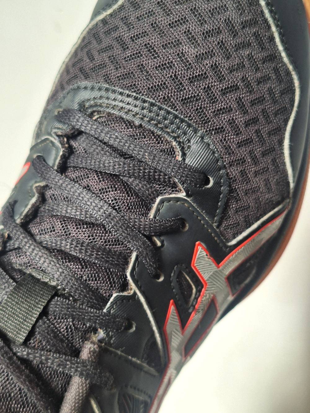 حذاء ASICS GEL-TASK 2 (1071A037) الأصلي

🔹 الموديل: ASICS GEL-TASK 2 (1071A037)
🔹 اللون: أسود / أحمر (Black / Classic Red)
🔹 سنة إصدار الموديل: 2019
🔹 المقاس: EU 46 / US 11.5 / 29 سم

الحالة:
✅ أصلي 100%
✅ مستعمل استعمالاً خفيفاً جداً
✅ الحالة ممتازة (8.5–9/10)
✅ النعل بحالة ممتازة مع تآكل بسيط جداً في الكعب
✅ الجزء العلوي نظيف وخالٍ من التمزقات أو التشققات
✅ تم تنظيف الحذاء وتعقيمه وإزالة الروائح
✅ يأتي مع الرباط الأصلي

المميزات:
✔ تقنية ASICS GEL لامتصاص الصدمات وتوفير راحة أثناء الحركة.
✔ ثبات ممتاز للحركات الجانبية، مناسب للرياضات داخل الصالات.
✔ نعل مطاطي عالي التماسك ومقاوم للانزلاق.
✔ خامات متينة مع تهوية جيدة وراحة عالية.
✔ مناسب للكرة الطائرة، الريشة، وكرة اليد، ويمكن استخدامه للمشي اليومي أيضاً.


💰 السعر: 70,000 دينار عراقي ( شامل التوصيل )