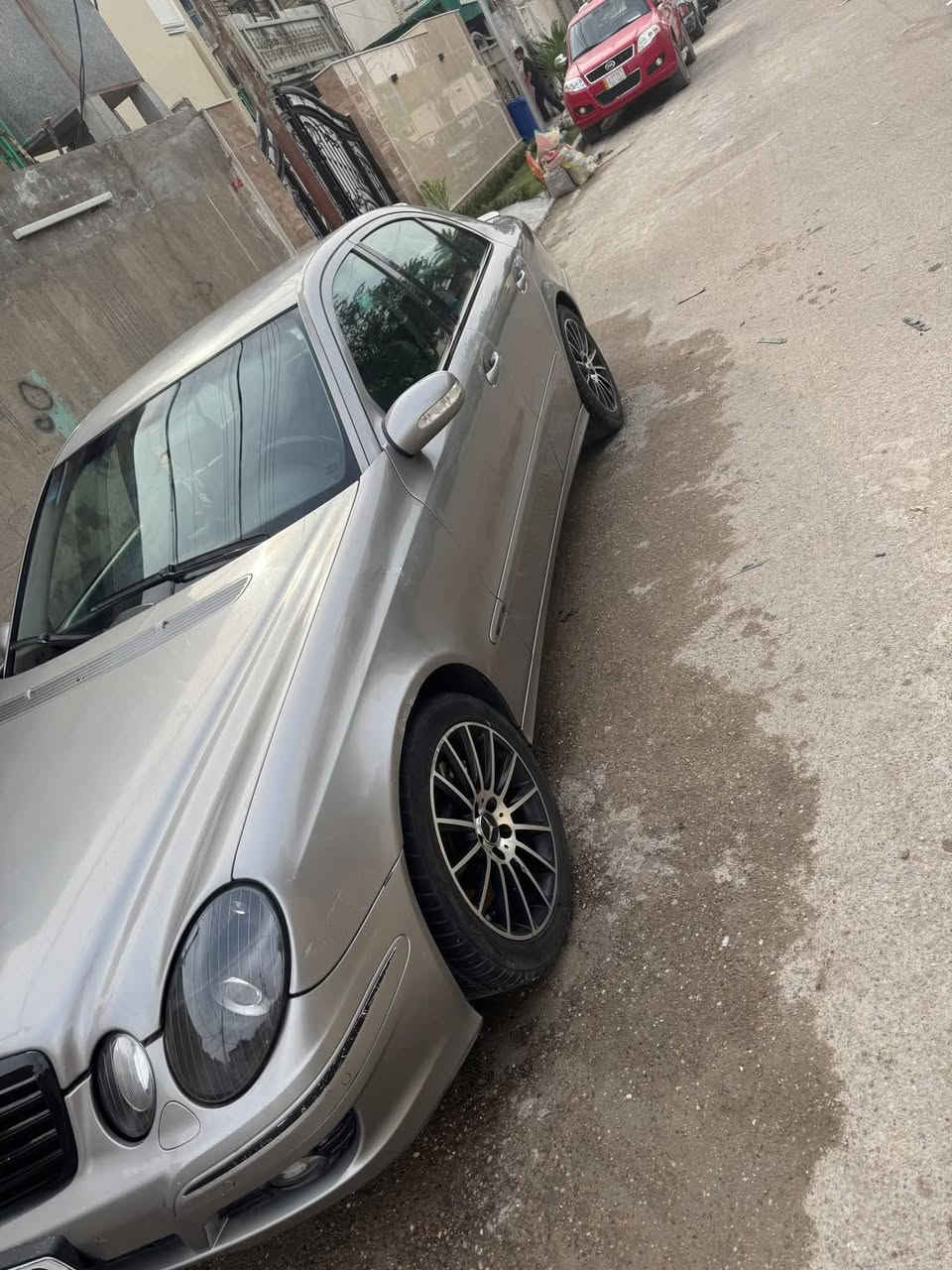 🚗 للبيع مرسيدس E-Class W211
📅 موديل 2008 
🔧 المحرك 4سلندر cc2400 توربو 
⚙️ كير أوتوماتيك
🚘 دفع خلفي
⛽ اقتصادية بالبنزين
✨ المواصفات:
• مقاعد جلد
• تحكم كهربائي
• ديكور خشب
• كروز كنترول
• ABS + ESP
• وسائد هوائية
كشنات هيتر 
وارد يابان 
محرك كير مكفول 
لايت زنون بلاد 
بكلايت لد LED

***********
السعر 120 
مكاني بغداد الكمالية
السيارة بأسمي 
سنوية وهزة لل2028
