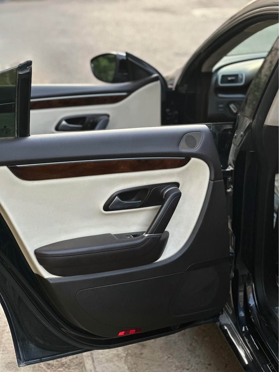 للبيع الاناقة الألمانية 🇩🇪
– PASSAT CC –
وارد خليجي وكالة أربيل 
السعر : 128$
الرقم : ***********
▫️الموقع : بغداد
▫️موديل : 2015
▫️محرك : 4 سلندر 2.0 تيربو

🔥 المواصفات (فول أعلى فئة R–LiNE):
✔️ بانوراما
✔️ شاشة كار بلي
✔️ شفتات ستيرن
✔️ بصمة Start Engine قرب الگير
✔️ اوتوبارك Auto Park
✔️ بردة خلفية كهربائية
✔️ رادار فتح وغلق 4 ابواب
✔️ حساسات مطر وماسحات أوتوماتيك
✔️ حساسات أمامي وخلفي 360
✔️ لايت متحرك ترحيب + زينون
✔️ كشنات كهربائية + هيتر + ميموري
✔️ بريك كهربائي
✔️ إضاءة ترحيب
✔️ أنظمة قيادة Sport / Comfort / Normal
وغير مواصفات بعد اكثر من ما مذكور ...🔥

💢 ملاحظة : سيارة مكفولة من كلشي فقط صبغ شبرين بقبغ الصندوق ...محرك، گير، كهربائيات وحدادية كلها بلادية بغداد, العراق
