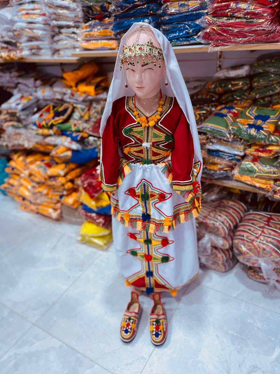 اللبسة بنات صغار فيها .
قفطان 🔴🟢🟡🔵⚫️⚪️.
صاية وادال شبكة او ثوب .
تاج صغير .
اللبان صغير .
بلغة طالعة صغيرة .
ثمن :
من 4 الى 6 سنة 
من 7 الو 9 سنة 
من 10 الى 13 سنة


**إذا كنت صاحب هذا الإعلان وتريد حذفه لأي سبب، رجاءا أرسل رسالة إلى الدعم الفني**