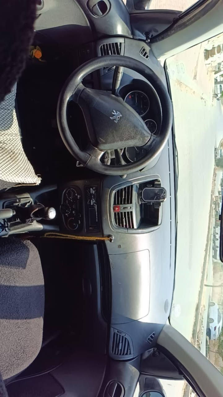 Peugeot 206+ RS
بەناوی خوای گەورەو میهرەبان
***********
بيجۆ فرەنسی مەکینە Z06
مۆدیل 2011
گیر عادی مرغوب 
گیر و مەکینەی بەشەرت 
تەبرید ساردو گەرم 
سەنەوی پلاستیک ورەقەم جنوب بەشەرتی ئەولیاتو حاسیبە 
جام کارەبای و تحدید سورعە 
بەنزین زۆر کەم دەخوات 
بی بۆیاخ و بی دەعم هەندیک وردە ساردی بجوکی هەیە شایەنی باس نیە 
گیرو مەکینەو ئەولیات و مالی مەدەنی تەقەو رەقەو براوەو وەرگەران و دەعم لیدران و ئیرباگی بەشەرت
نرخی 44وەرەقەو کەمیک مەجال گۆرینەوەیش ئەکەم 
لەپێنجوێنم ٠
***********
