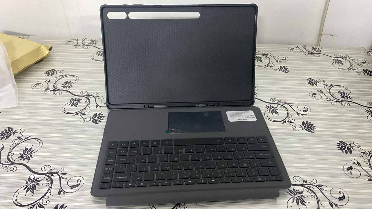 حقيبة ولوحة مفاتيح ROOFEI Galaxy Tab S8 Ultra/S9 Ultra Case with QWERTZ (طراز WR030) هي حافظة ذكية متكاملة مصممة خصيصاً لأجهزة سامسونج اللوحية بحجم 14.6 بوصة. تحول هذه الحافظة جهازك اللوحي إلى تجربة شبيهة بالكمبيوتر المحمول بفضل تزويدها بلوحة مفاتيح كاملة وميزات إنتاجية متقدمة.📌 المواصفات والميزات الرئيسيةالتوافق الكامل: تدعم أجهزة Galaxy Tab S8 Ultra لعام 2022، وأجهزة Tab S9 Ultra لعام 2023، بالإضافة إلى أجهزة Tab S10 Ultra لعام 2024 (جميعها بحجم 14.6 بوصة أربيل, العراق


**إذا كنت صاحب هذا الإعلان وتريد حذفه لأي سبب، رجاءا أرسل رسالة إلى الدعم الفني**