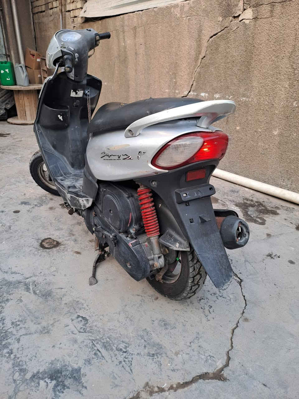 السلام عليكم دراجه قجمه جديده بلاديه تاركه صارله شهرين شغاله مابيه شي مكينه بلديه  بغداد الامين السعر ٤٥٠ وبيه مجال الشراي ***********
