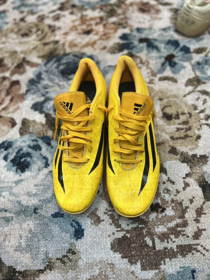 اديداس بالة اصلي 
قياس 44
تخفيضات 
40الف مع التوصيل 
للحجز ***********
