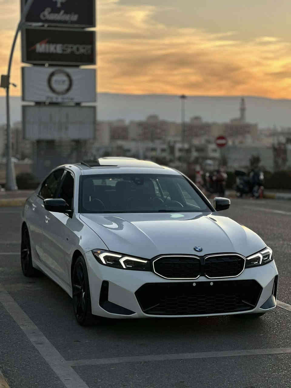 🚘 للبيع BMW M340i – أداء رياضي فاخر 🚘
سيارة نظيفة جدًا، تجمع بين القوة والراحة والفخامة.

المواصفات:

 المحرك: 6 سلندر توربو (3.0L)
2 ويل المرغوب 
القوة حوالي 382 حصان
 كير  أوتوماتيك 8 سرعات
 الدفع: خلفي 
التسارع: 0–100 كم خلال ~4.4 ثانية
 • نظام M Sport الأصلي
وضعيات قيادة متعددة (Eco / Comfort / Sport / Sport+)
شاصي وقيادة رياضية ثابتة

الداخلية:
 مقاعد جلد احمر رياضي 
شاشة كبيرة + Apple CarPlay
نظام صوتي عالي الجودة
تحكم كهربائي بالمقاعد مع ذاكرة
مثبت سرعة، بصمة تشغيل، دخول ذكي
داتا شو 
الخارجية:
 • تصميم M رياضي
 • جنوط أصلية M
 • إضاءة LED أمامية وخلفية
 • مظهر عدواني وأنيق بنفس الوقت
السعر 34$ الف  
رقم كاتي 
مكانها سليمانية 
***********
