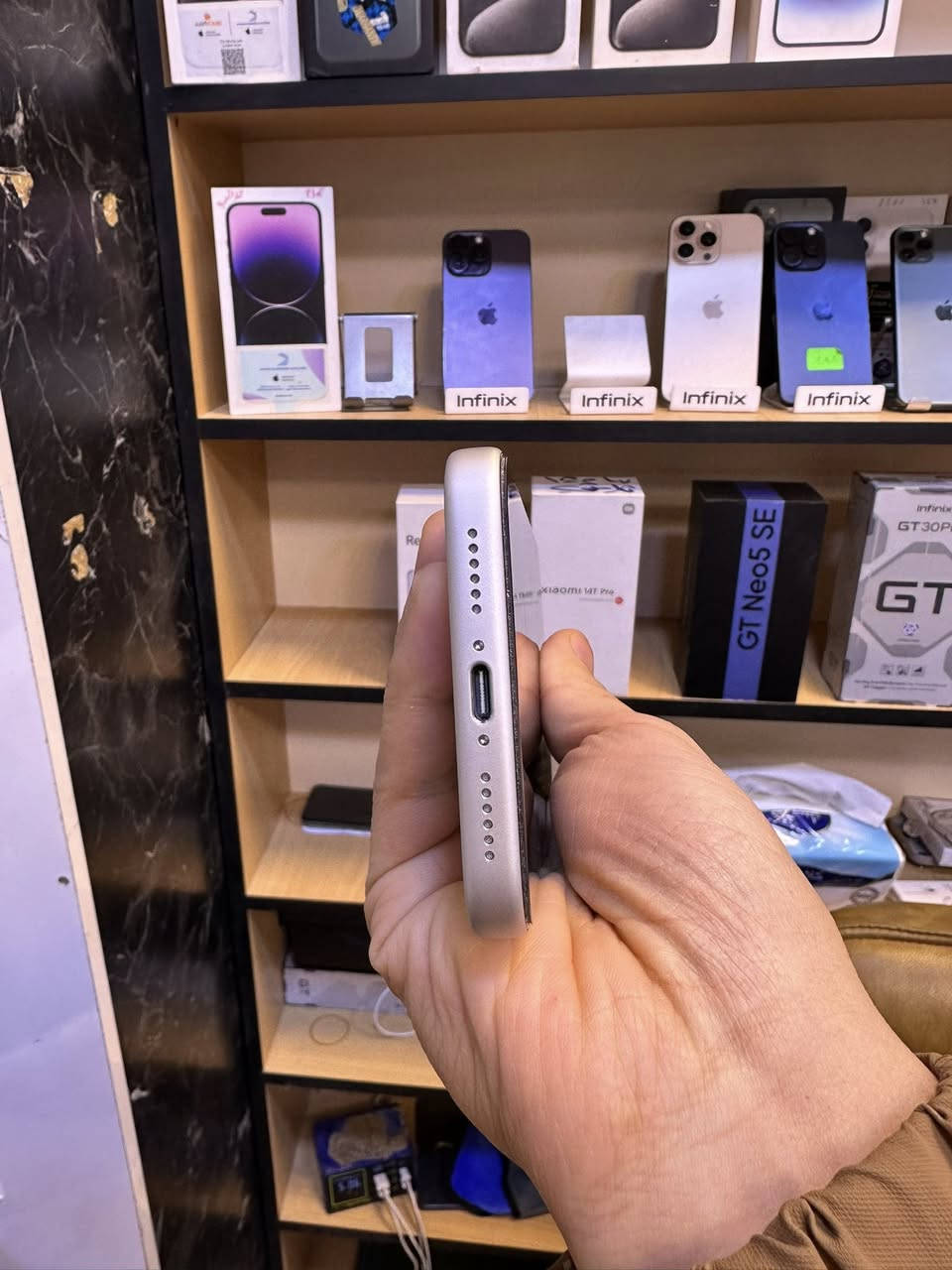 ١٧ برو ماكس نسخه الايسم لون المميز السلفر
عدد دورات الشحن ٢١ ذاكره ٢٥٦ 
وياه شاحنه هديه + ٣ كفرات 
عنوان رمادي شارع السينما سنتر الحربي

سعره ١٩٠٠ ألف فقط.    
للتواصل  خاص او تصاب او واتس
***********
