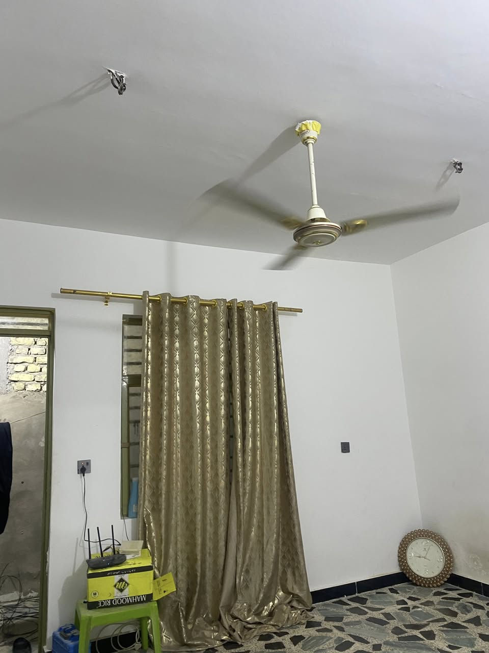 بيت.  150. متر.   للبيع.         يحتوي البيت.   ع2غرف نوم / ستقبال.    صاله.        جبيره.   صحيات. داخليه وخارجيه.    بيت جديد.   وقريب ع. شارع.  الريسي.        

 الدسيم قرب. حسينه العصائب 
سعر. بيت 85 بي مجال.  ***********
