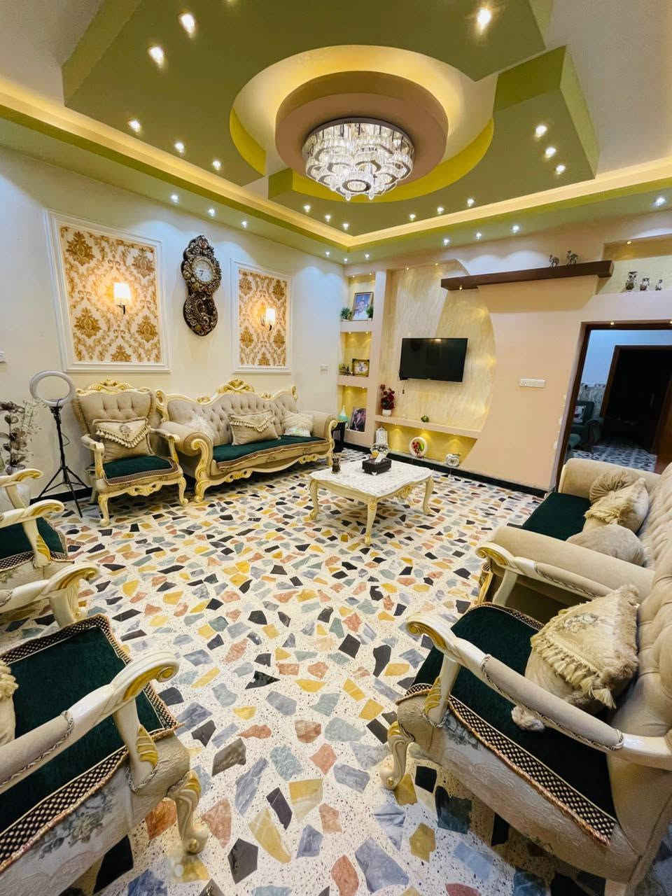 #فرصة_مميزة لسكن راقي ونظيف دون حاجة للترميم
#للبيع_بيت_طابو_صرف
#مساحة البيت 250 متر (طابق واحد)
الواجهة 12.5 متر والنزال 20 متر 
#الموقع:- حي العسكري -مقابل بيت لوفي موقع مميز وخدمات متكاملة

#يحتوي البيت:
🔹 #استقبال واسع ومطبخ
🔹 #صالة كبيرة بمساحة (10 × 4) متر.
🔹 #غرفتين_نوم بمساحات ممتازة (كل غرفة 5 × 4.5) متر.
🔹 #حديقة_جانبية وأمامية تضفي إطلالة جميلة للبيت.
🔹 #طرمة وصحيات متكاملة
🔹 #ترك (ممر جانبي) بعرض متر ونص
🔹 #بيتونة_كبيرة ومساحة استغلال ممتازة
البيت بناء درجة أولى، جاهز للسكن الفوري وترتيبه جداً حلو 
التفاصيل كما موضح بالصور أدناه 🔻🔻
#للأستفسار مراسلة الصفحة او الاتصال:
‭***********                
***********
