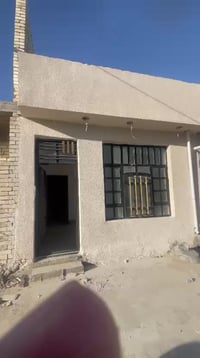 عندي بيت ٥٠ متر مكاتبه بسمي قرار محكمه خلف كليت سلام نقص ارضيات وسيرام...