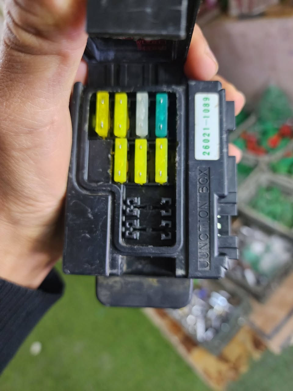 قاعده فيوزات كاوسكي ٢٠٠٤ شرط الشغل مابيها اي خلل ب ٤٠ قفل
***********
