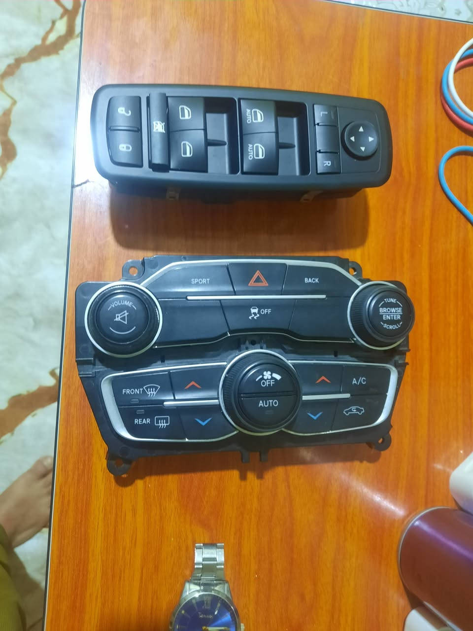 السلام عليكم جنح العالي ٥٠الف سيطره ٢٥ .هاي بيه مال تبريد سعرها ٥٠ ...والشاشه سعرها ١٥٠ اصليه عنواني بصره منطقه الكزيزه ***********
