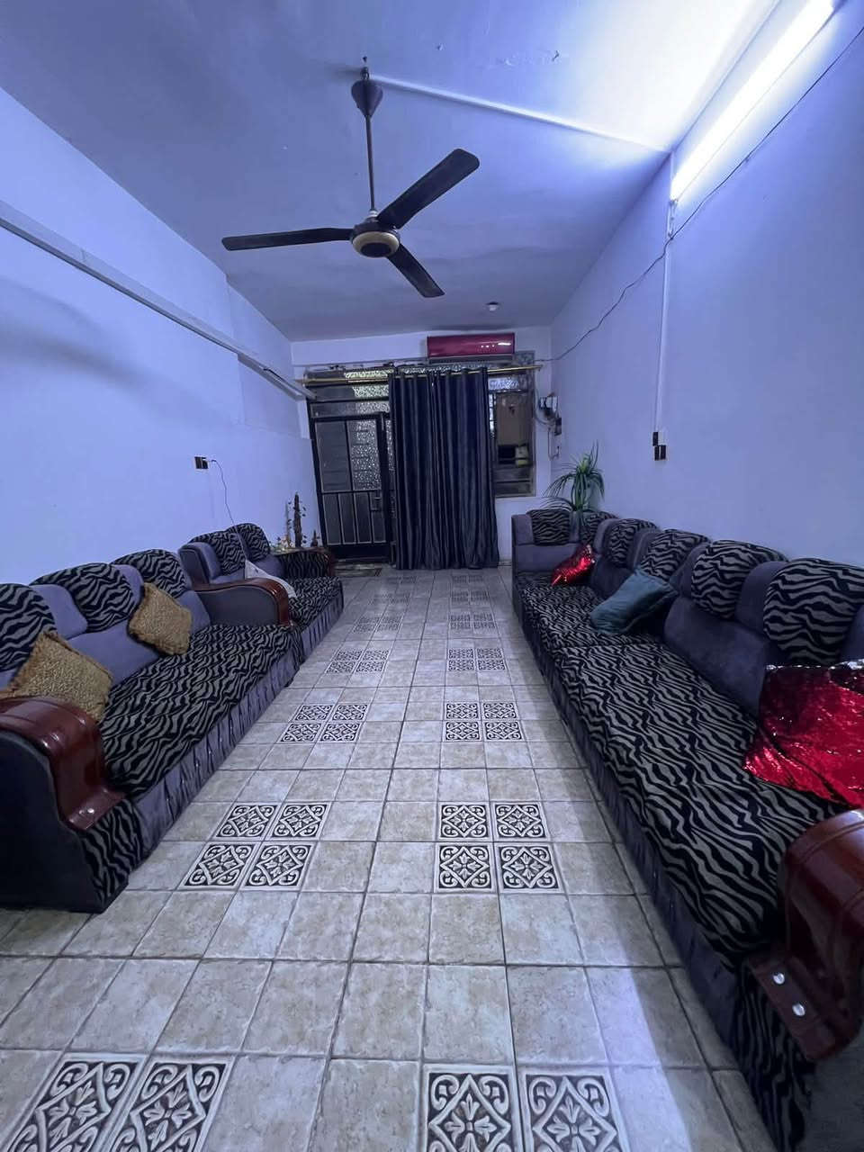 دار سكني طابو صرف للبيع مساحه ١٥٠ متر طابقين ٤ غرف نوم   العنوان الزعفرانيه / شارع المعهد / السعر يتصل ويعرف بقية التفاصيل *********** ممتواجد على الفيس
