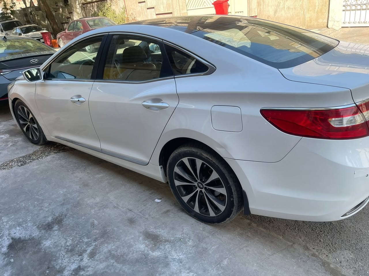 السلام عليكم هونداي ازيرا ٢٠١٥ خليجي كفالة من الحادث بيها باب وجاملغ كلير فقط كير محرك تبريد كفاله غرفتها جديدة سياره ممشى قليل وسعر 129 وبيها مجال  
مكاني بغداد 
***********
