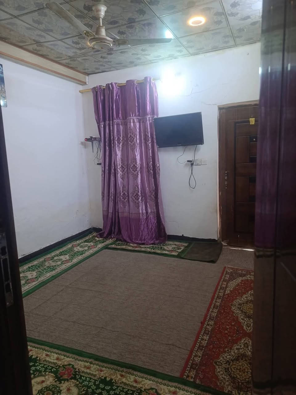 السلام عليكم 
بيت للبيع مساحه 120م 
محل استقبال صاله مطبخ غرفه 
بدايه حي الرحمه شارع السوك من جهت شارع كربلاء 
اسقوف ثانويه 
الارضيه كاشي وبرسلين 
سراميك البيت كلش نضيف 
إتصال ***********+واتساب 
أو خاص موجود

