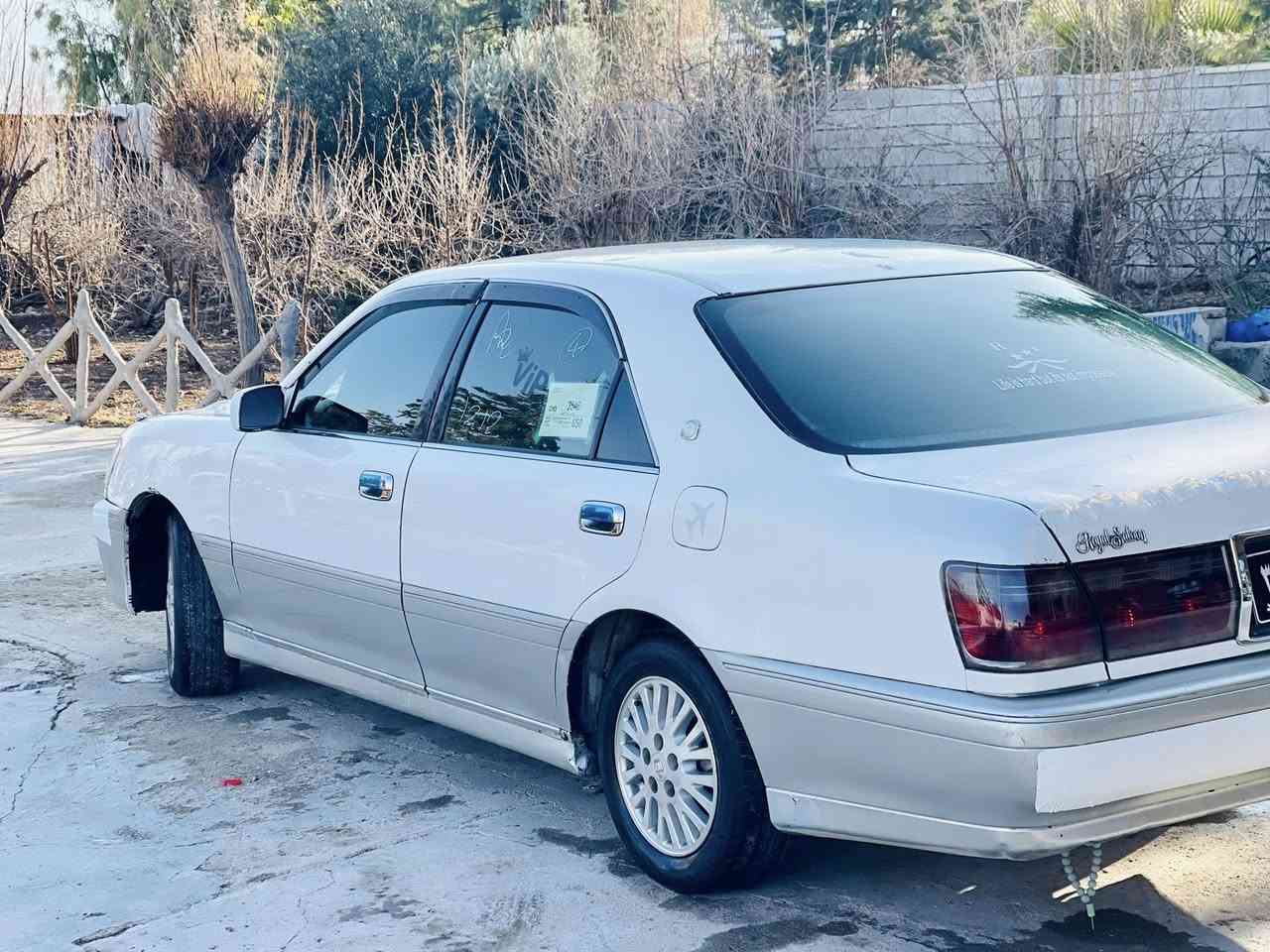 مەلیکە بڕاوە 2001
2 دوگمەی 

مەکینە 175 دیفۆڕ گەورە

گێڕ و مەکینە و دار و بەردی بەشەرت
سەیارەکە بێ دەعم و لێدراو 
 کامل جوانکاری بۆ کراوە کامل مەسرەف کراوە جامی هەڵگیراوە  
تەبریدی سارد و گەرم بەسراوە برێکی بەسراوە 

تاقم نۆزڵ + تاقم کۆیل +تاقم پلاک + تاحونە + فیلپەمپ تازە خستومەتە سەری بەنزین هەر ناخوا 

سەیارەکە تەنیا لەمسی شاشەکەی ئیش ناکا شایەنی باس نیە 

سعر ۳٥ گەڵا
شوین سلێمانی
***********
