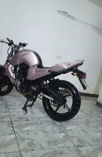 سلام وعليكم دراجه FZ16 ياماها عليها محرك 200 هونداي ضفيره وتايرات ودبل...