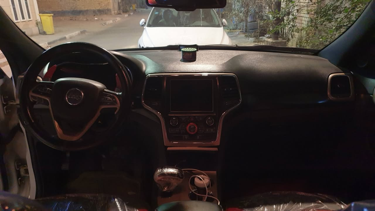 جيب لاريدو موديل ١٥ رقم بغداد انكليزي صاحبه السياره يريد تحويل سياره ماشيه ٢٠٠ السياره مابيها نقص جاهزه بيها مكانات بارد وصبغ موجوده بالسونار انا مكلف بالنشر *********** السياره محدثه ١٩
