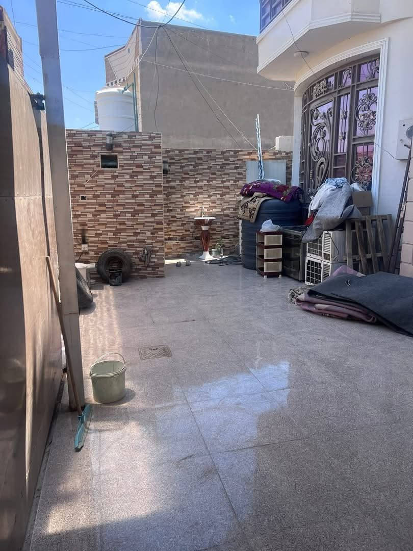 السلام عليكم 
يتوفر دار سكني طابو زراعي سند 25 مساحته 200م يحتوي على طابقين الأول  غرفة نوم  وصاله واستقبال ومطبخ ومجموعة صحية داخلية وخارجية وطارمه كبيره والثاني غرفتين نوم وصاله ومجموعة صحية بناء طابوق وصب السقف موقعة في المسيب  / شارع الإمام محمد الجواد بوجه الشارع يبعد عن الشارع الرىيسي 200 م فقط السعر المطلوب للبيع 150 مليون بي مجال بسيط أو مراوس بيت صغير وفرق أو قطعة ارض  للاستفسار الاتصال بالرقم *********** او مراسلة الصفحة
