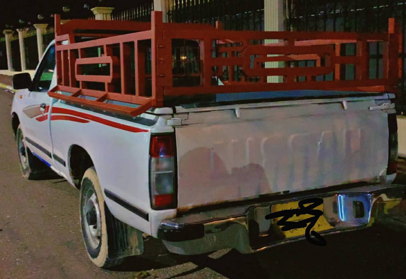 نیسان تاک 2008 
گێر و مەکینە و عەکسل بەشەرت
سەنەوی بەسەر چوە تەحویل و غەرامە بەشەرت
چەمەلەخێک و نیو درگای بۆیاخە.
گشت گیانی بەشەرت.
سعری 95گەڵاو معامەلە..
***********
*********** السليمانية, العراق
