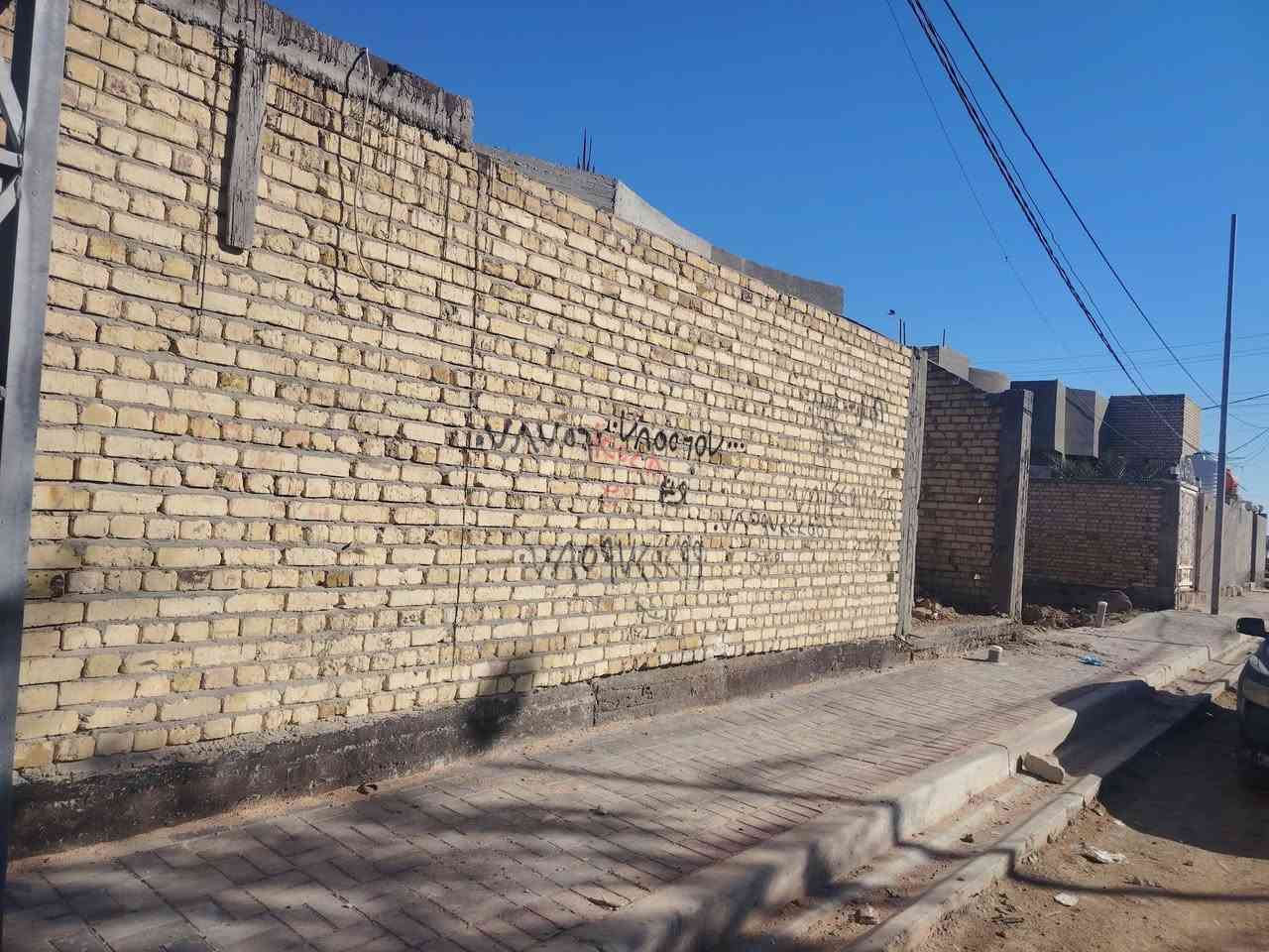 سلام عليكم
بيت طابو صرف بناء حديث خدمات مقرنص ماء كهرباء شارع ٦ متر  مكان الشراگيه مقابل سيد نور
للبيع او مراوس بيت طابو صرف  الاستفسار الاتصال ***********
