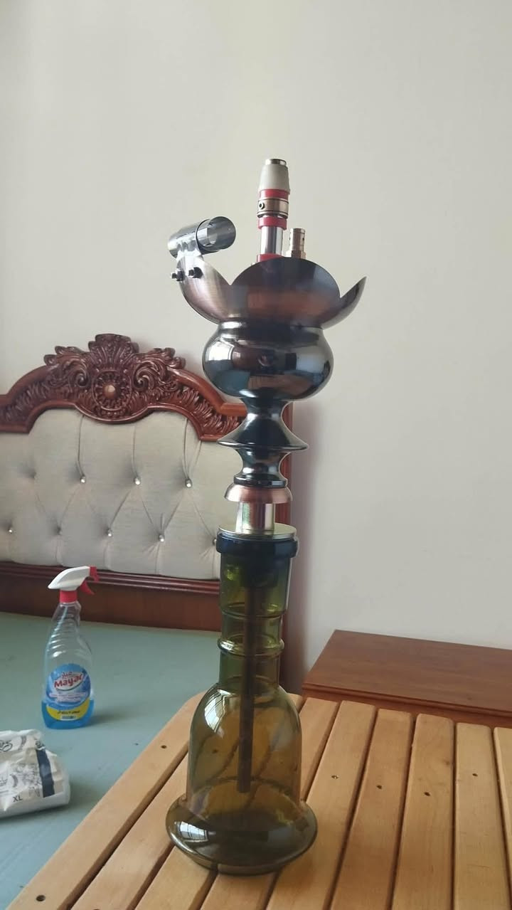 عمي السلام عليكم 
نركيله بابليه نحاس 
فول نضافه نضافتها 80 %
شرط نفس ودخان وطعم 
مطعمها علج ونعناع 
الشغلات اللي تجي وياها 
1-فنجان
2-قمجي 
3-مطاره
4-شبجه+كماشه
شرط دخان وطعم ونفس
العنوان الموصل الجانب الأيسر منطقه حي عدن قرب شارع التنانير يم مولده ايه الرحمان الرقم 
***********
