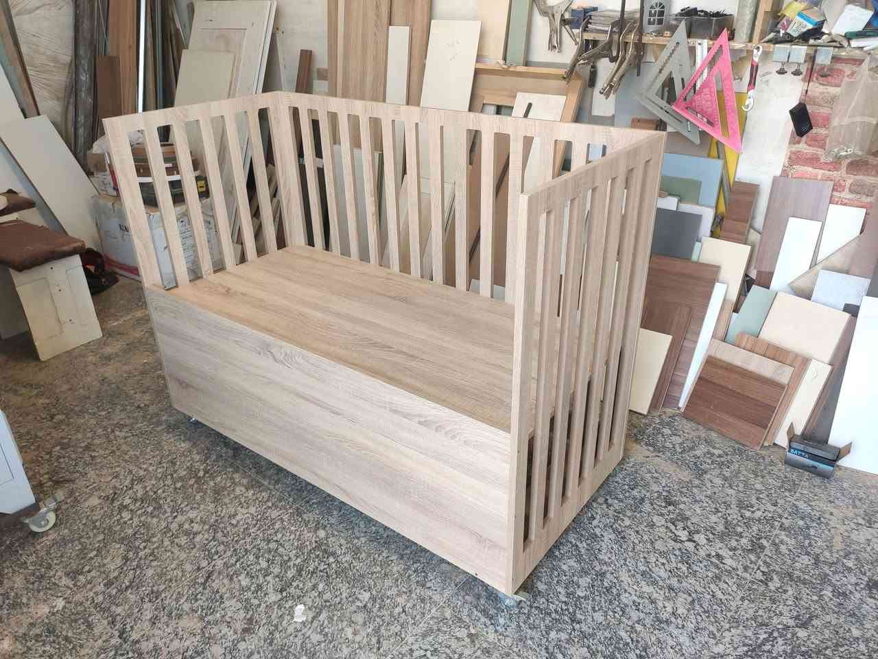 عمل سرير طفل حسب الطلب 
خشب mdf مع حفر CNC 
عجلات متحركة مع قبل 
محجر حماية 
امكانية تعديل ارتفاع السرير بسهولة 
عنواننا 
الديوانية حي الجامعة مجاور مدرسة ايسن الاهلية ✅ 
يوجد توصيل لجميع المحافظات 
***********
