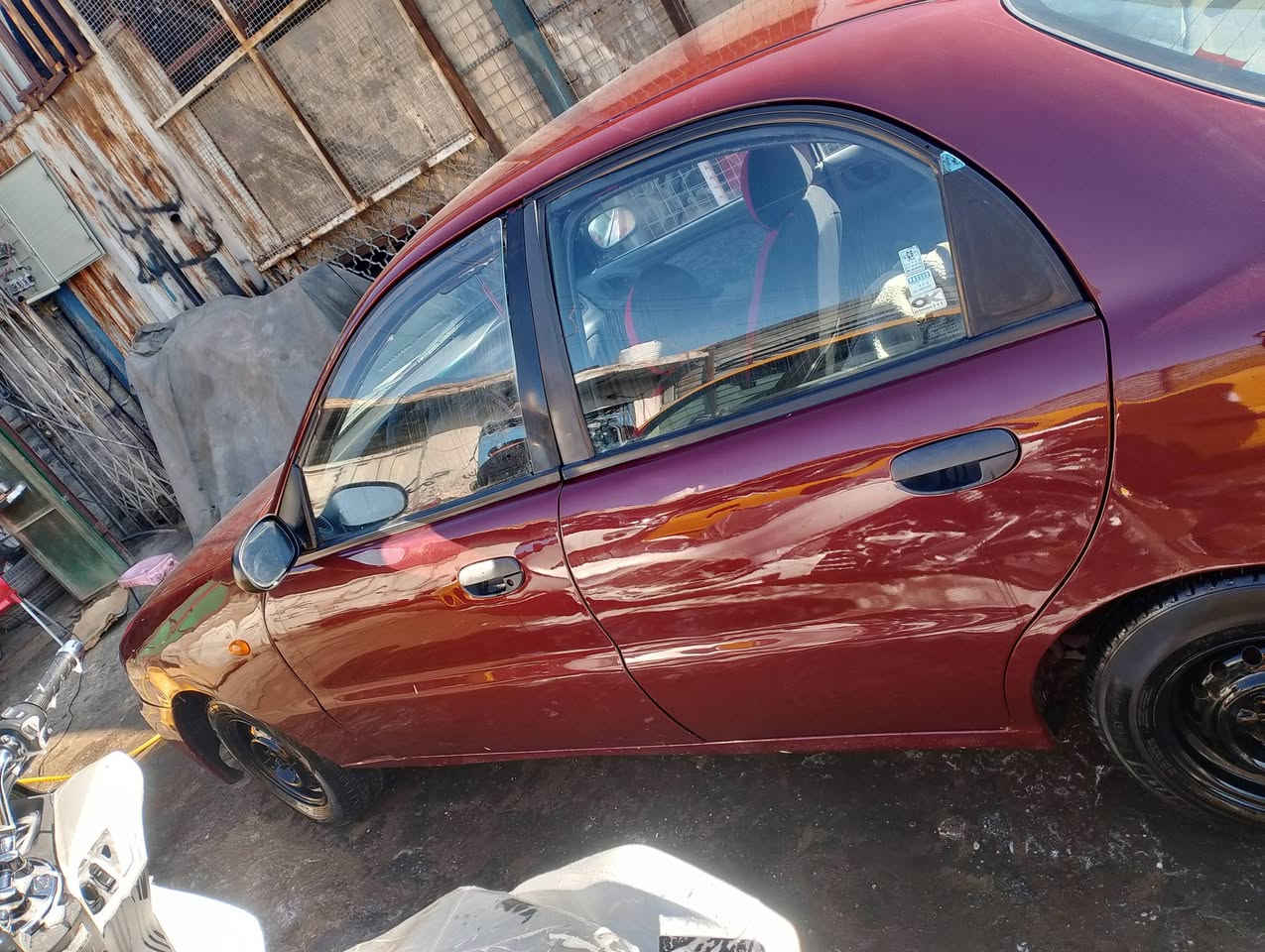 دايو لانوس1997 رقم بغداد مشروع وطني  محرك مفتوح كير عادي محرك 1600 محرك وكير كلش نضيفات صدرها نضيف تخم تاير جديد كهربائيات يشتغلن ما عدى طوافه مسجل  سياره كلش حلو احلى من الصور مكاني بغداد الشعب *********** كرار سعر 38 $$$ وبيها مجال بسيط
