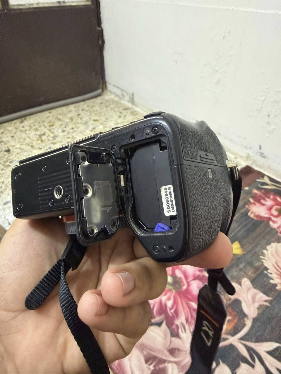 كاميرا sony R iv للبيع بدي فقط 
عداد الشتر ٨٢ الف 
نظافه ٩٥٪؜
ملحقات شاحنه اصليه وبطارية اصلية 
مداخله تصليح نهائيا 
السعر مليون و ٩٥٠ الف 
بي مجال بسيط 
بغداد حي البتول ***********
