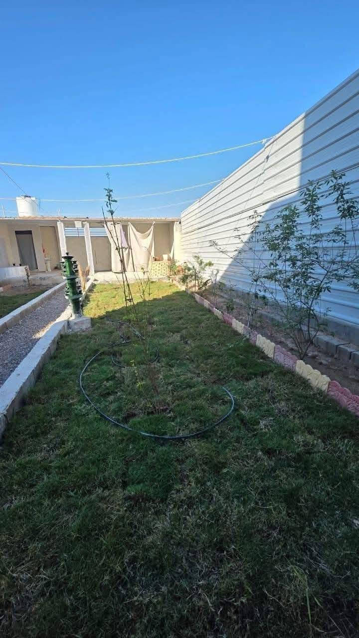 السلام عليكم ورحمة الله

وفرنالكم 

***********

شاليه للبيع تريد سكن تريد استراحه

#مساحه 200 متر 

#السعر 40 

#موقع مميز في البصره ابي الخصيب شارع المحكمه الجديده (كوت الحمداني )

يحتوي على غرفه للاستراحه 

وصحيات 

وكراج

شلال 

الباقي حديقه 

كافة الخدمات متوفره

***********

شارع ١٠ متر
