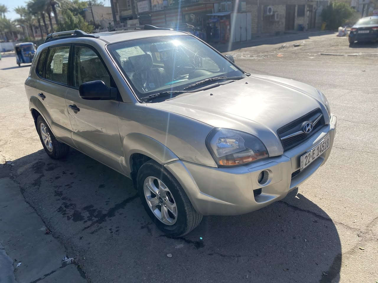 توسان خليجي 2009فول رقم أربيل الجديد السياره مكفوله ماعدا باب الخلف الصدر مصبوغ كير محرك خير من الله تبريد ثلج حداديه صدر جديد داخل عسلي فتحه كشنات مغلفه ومجيسه كهربائيات كلها شغاله السعر 110 بيها مجال للشراي  رقمي *********** السياره احله من الصور
