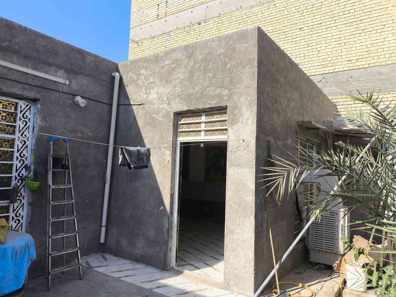 بيت بلديه للبيع مساحه ٢٠٠م بناء كامل بلوك السكف عكاده. البيت يحتوي ع طاررمه واستقبال ومطبخ وصاله وغرف  ثنين  وحمام داخلي وخارجي  مكشوفات ثنين  البيت كامل مال سكن معاملته كامله واصله للتقدير وبسمي المكان النجف الأشرف حولي شارع30سعر50 الهاتف***********

