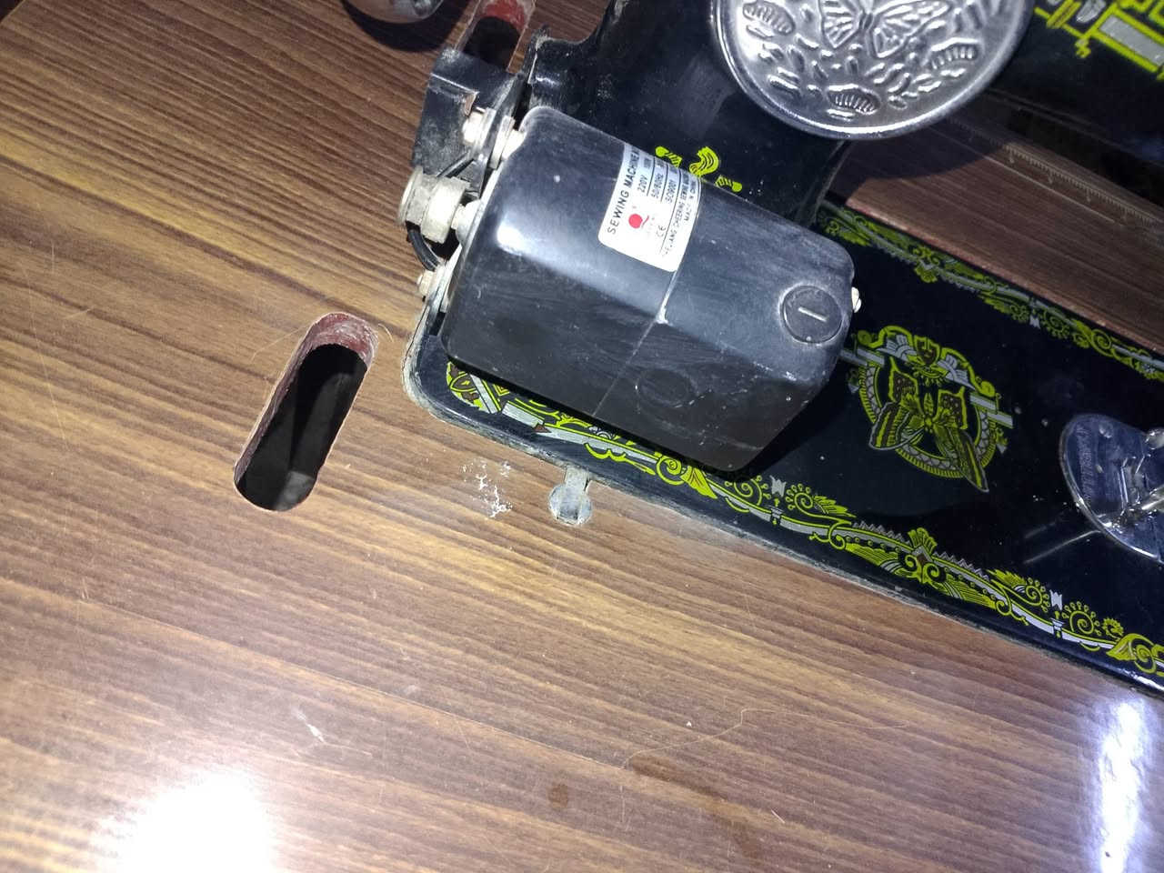 سلام عليكم اليوم توفرت مكينه فراشه للبيع مستمله بس 2 يومين نظيفه بدون دواسه رجل هيه والخشبه مالته  والسعر مع الخشبه  ( 125 الف ) اتصال على هذه الرقم متواجد بس واتساب ( ***********)
