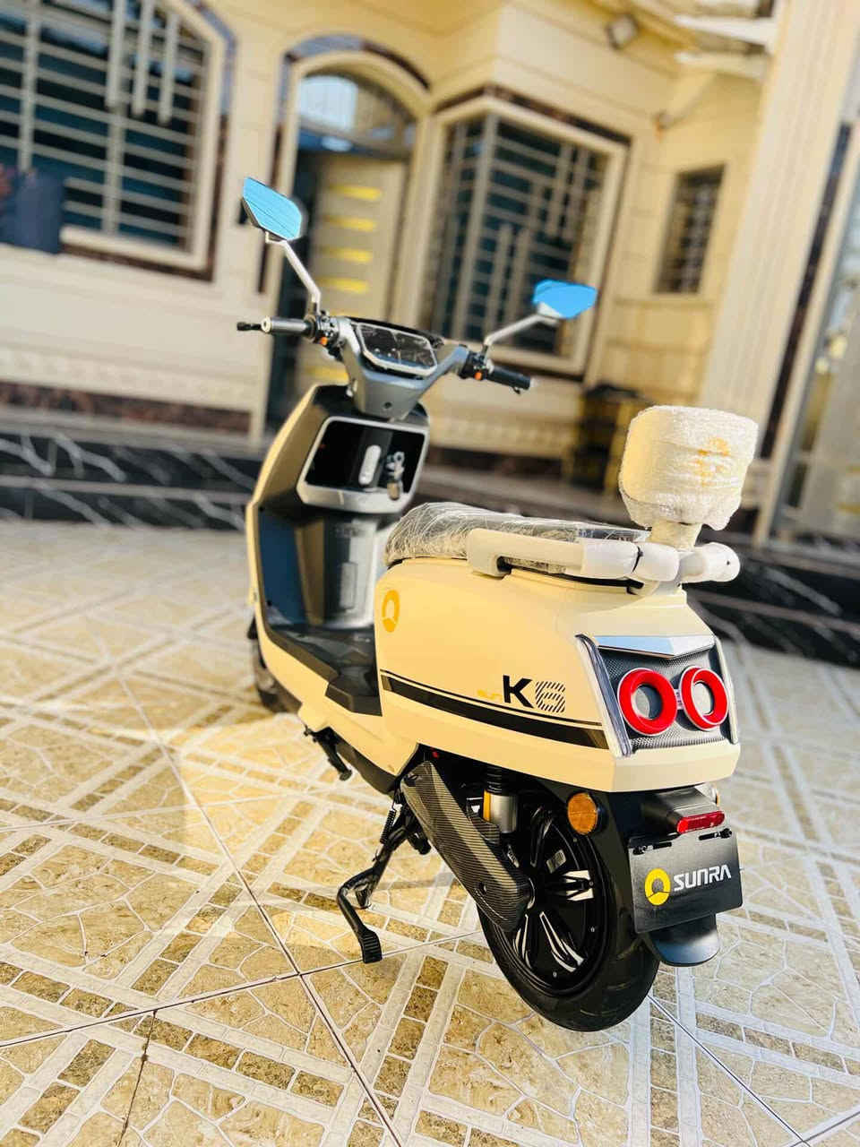 ✨ دراجة سونرا –SUNRA ✨
🚴‍♂️ من الصانع العملاق SUNRA العالمية – موديل 2026
بيها ضمان 3 سنوات ملف 
وا ضمان باتري سنة
وا عقل سنة ونص 
وبي بعد 30 شغله بيها ضمان
كتلوك موجود 
🔰 المواصفات:
🛞 ملف 1500 حقيقي برسنس حقيقي 100 بل 100 يعني جيب مال السوك المكتوب علي 3000 شرط العندي انشط
🔋 6 بطاريات كرافين كرافين مو عاديات  – 26 أمبير ⚡ 72 فولت
🚀 سرعة حقيقية 60 كم/س بتحكم 3 سرع
📏 مسافة مقطوعة بالشحنة الواحدة: 50 – 60  كم (حسب الاستخدام والسرعة والوزن المحمول)
حقيقي مو وهمي الكيج
 نضام P
🔄 نظام الرجوع للخلف R 
🛑 بريك هايدروليك دسك بكفاءة عالية
🌀 دبلات هايدروليك أمامي وخلفي – راحة ونعومة على الطرق
📺 شاشة رقمية لعرض المعلومات والسرعة
🔑 بصمة عدد 2 + تشغيل عن بعد وسويجين
🚨 جهاز إنذار ضد السرقة
💺 كشن سياحي مريح لشخصين
📦 مساحة تخزين واسعة تحت الكشن
🔌 منفذ شحن UPS للموبايل
💡 لد لايت أمامي عالي الوضوح + رماش عالي/واطي
🔴 بك لايت لد بتصميم مميز
🌟 لد أمامي وجانبي نهاري/ليلي عصري
🚦 إشارة رباعية لزيادة الأمان
🦾 استاند عدد 2 (وسطي + جانبي) بي حساس من ينزل ما يمشي المطور 
 ( ألون  مميز ) 
🚀 قوة وأداء لا مثيل له… خيارك الأمثل على الطريق
ماطور رزن تمشي بي 50 وتعوف ايدك لا يمني ولا يسر يروح 
شرط حالو حال الريان اذا ما اضبط 
كلو مختم SUNRA
يوم 2/11  اخذتو ول وصل موجود 
✅ ☎️( ***********)
 السعر خاص او مروسه
