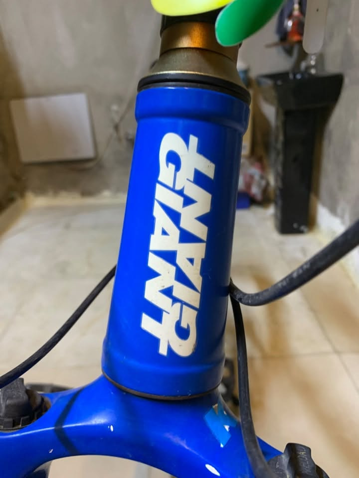 🚲 للبيع: بايسكل جبلي جاينت (GIANT) أصلي - بحالة ممتازة🟦

جبلي (Mountain Bike) هاردتيل.⛰️

 (الفريم): ألمنيوم خفيف جداً وقوي (Aluxx Aluminum)، تصميم هيدروليكي مريح للمسافات الطويلة.✅

(الإطارات): تايرات أصلية ماركة Maxxis (ماكسس)✅

ويلات ألمنيوم دبل وول ديسك (Giant GX28)، قوية وتتحمل الصدمات.✅

منظومة سرعات متعددة (شفترات شيمانو) مع دنديل ثلاثي أمامي يوفر سلاسة تالية🟥

(المساعد الأمامي): مساعد أمامي (Fork) يمتص الصدمات بشكل ممتاز، يمنحك راحة كاملة بالمطبات🟦

حجم(27.5)

العنوان بغداد مدينة الصدر
للتواصل ***********
